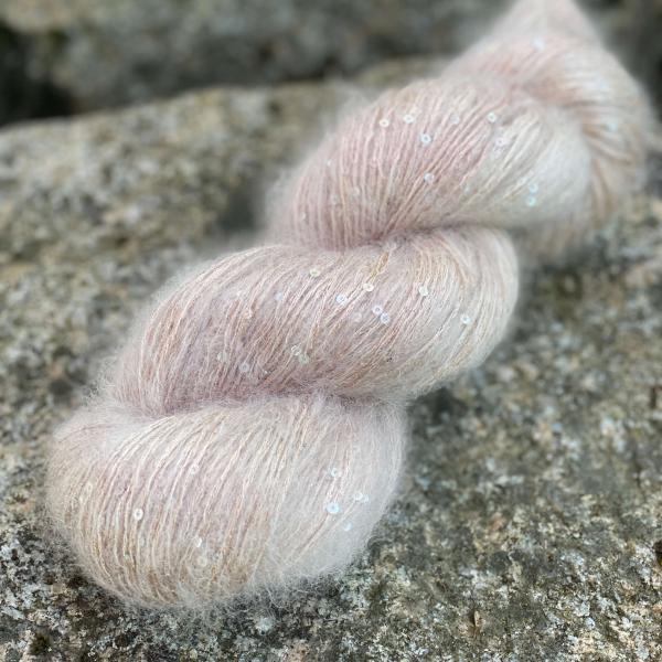 mohair-seide-pailetten-handgefärbt-champagner